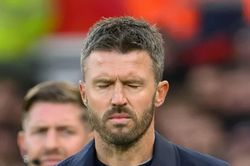 Michael Carrick đau lòng khi bị CĐV Man Utd la ó dữ dội