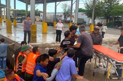 Kịp thời đưa ngư dân nghi bị tai biến vào bờ cấp cứu