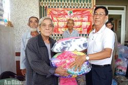 Tịnh Biên trao 80 phần quà cho người cao tuổi khó khăn