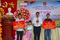 Hội Nông dân xã Hòa Vang nhận đỡ đầu 2 học sinh khó khăn
