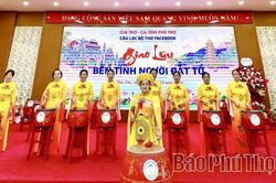 Giao lưu “Bến tình người Đất Tổ”