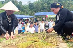 Khuôn Lùng tổ chức Hội thi Hương cốm Nà Chì và khánh thành đường giao thông nông thôn