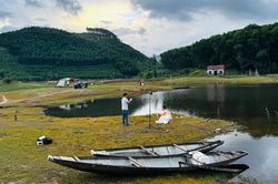 Giới trẻ 'chill' ở hồ Khe Ngang