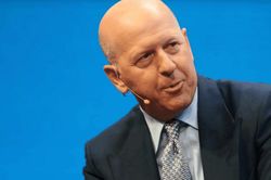 Vào Harvard từ năm 16 tuổi, cựu CEO Goldman Sachs phản bác xu hướng quay lưng với đại học