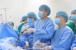 Chồng hiến thận cho vợ, cha hiến thận cho con sau 4 năm lọc màng bụng