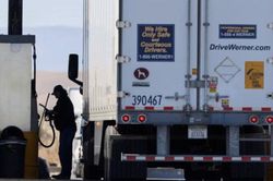 Mỹ 'quay sang' tìm nguồn dầu diesel cung ứng từ Nga để hạ giá nhiên liệu