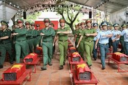 Mời Nhân dân 2 bên đường cầm hoa trắng tiễn đưa 731 hài cốt liệt sỹ về yên nghỉ tại Nghĩa trang Liệt sĩ TPHCM