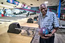 Cụ ông 100 tuổi vẫn đi chơi bowling hàng tuần chia sẻ bí quyết trường thọ