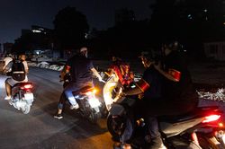 Cảnh sát 141 hóa trang xuyên đêm truy đuổi nhóm thanh thiếu niên ở Hà Nội