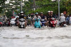 Triều cường sông Sài Gòn vượt đỉnh lịch sử, nhiều tuyến phố ngập sâu