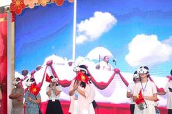 Hàng nghìn du khách trải nghiệm 'Trở về thời khắc thiêng liêng' tại Phố sách Hà Nội