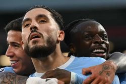 Man City trừng phạt Liverpool sau tấm thẻ đỏ ở đại chiến Ngoại hạng Anh