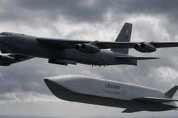 Tên lửa chống hạm tàng hình LRASM khiến B-52 trở thành 'sát thủ tàu chiến'