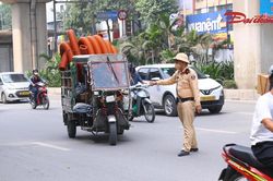 CSGT Hà Nội xử lý nhiều xe ba bánh, xe tự chế trên đường Quang Trung