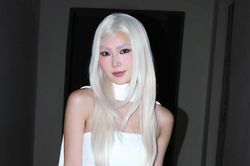 Helly Tống khác lạ