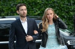 'Người Nhện' Tobey Maguire làm chủ hôn cho vợ cũ
