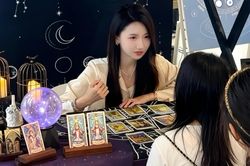 Thấy gì khi người trẻ Mỹ, Hàn Quốc chi tiền xem tarot, cầu may?