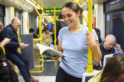 Đi metro, người dân Anh được tặng sách miễn phí