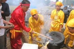 Ba thế hệ giữ lửa nghề đúc đồng làng Chè