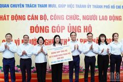 Cán bộ, công chức Thành phố Hồ Chí Minh đóng góp ủng hộ quỹ 'Vì người nghèo'