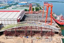 Cầu đi bộ qua sông Sài Gòn thử tải thành công, chuẩn bị hợp long