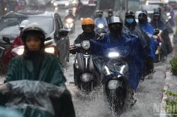 Cảnh báo mưa lớn tại Trung Bộ và Nam Bộ; tàu thuyền trên biển đề phòng lốc xoáy, gió giật mạnh