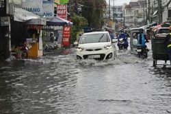 Mưa lớn gây ngập ở Long Xuyên