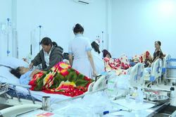 Khẩn trương xác định nguyên nhân 135 người nghi ngộ độc thực phẩm