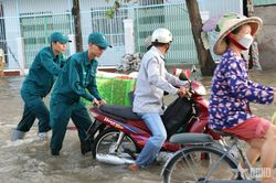 Một màu áo xanh thân thương giữa dòng nước ngập ở Cần Thơ