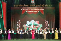 Lễ tôn vinh và trao danh hiệu Nông dân Việt Nam xuất sắc 40 năm Đổi mới