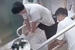 Bác sĩ trẻ liên tục ép tim trên băng ca, kịp thời cứu bệnh nhân