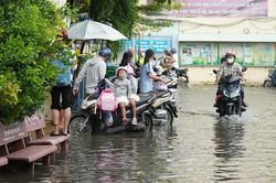 Nhiều trường cho học sinh về sớm để tránh triều cường