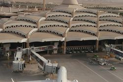Lực lượng Houthi tấn công các sân bay của Saudi Arabia, Iran đưa ra lời hứa hẹn