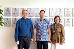 Tổng Lãnh sự Việt Nam tại Trùng Khánh (Trung Quốc) Bùi Nguyên Long thăm, chúc mừng doanh nghiệp nhân Ngày Doanh nhân Việt Nam