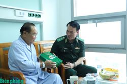 Trung tướng Vũ Trung Kiên thăm, tặng quà Thiếu tướng Nguyễn Cảnh Hiền