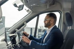 Những lưu ý an toàn khi lái xe minibus trên đường cao tốc