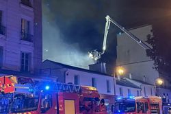 Cháy lớn thiêu rụi khu chợ có mái che lâu đời nhất Paris