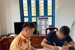 Xử phạt tài xế kéo lê mái tôn giữa phố Quảng Ninh