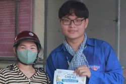 Tuổi trẻ Vĩnh Long 'đi từng ngõ, gõ từng nhà' giúp người dân chuyển đổi số