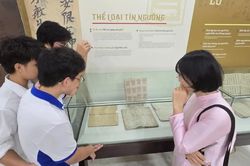Năm học sinh trường Chu Văn An 'dạy' AI đọc chữ Thái cổ