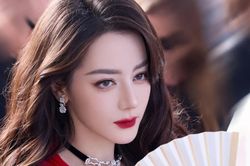 Vẻ đẹp của Địch Lệ Nhiệt Ba hút 20 triệu USD