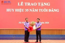 Trao Huy hiệu 35 năm tuổi Đảng tặng đồng chí Nguyễn Duy Giảng, Phó Viện trưởng VKSND tối cao