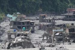 Hơn 100 du khách nước ngoài mắc kẹt giữa vùng lũ ở Nepal