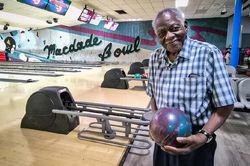 Cụ ông 100 tuổi vẫn chơi bowling như giới trẻ, tiết lộ bí quyết sống thọ giản dị