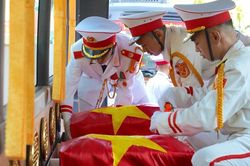 Tp.HCM mời người dân cầm hoa trắng tiễn đưa hài cốt liệt sĩ về nơi an nghỉ cuối cùng
