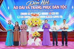 Chủ tịch Hội LHPN Việt Nam tham dự đêm hội Áo dài và Trang phục dân tộc tại Đắk Lắk