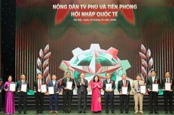 Tôn vinh 96 Nông dân Việt Nam xuất sắc 40 năm Đổi mới