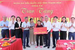 Bí thư Tỉnh ủy, Trưởng Đoàn ĐBQH tỉnh Lê Đức Thái trao nhà tình nghĩa cho bà Đỗ Thị Mơ ở xã Lương Sơn
