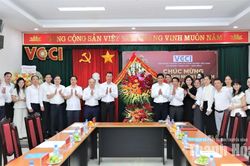 Chủ tịch UBND tỉnh Tô Anh Dũng chúc mừng các đơn vị nhân Ngày Doanh nhân Việt Nam 13/10