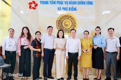 Đồng chí Hà Anh Dũng, Ủy viên Ban Thường vụ Thành ủy, Phó Chủ tịch Thường trực Ủy ban MTTQ Việt Nam thành phố thăm Trung tâm Phục vụ hành chính công xã Phú Riềng